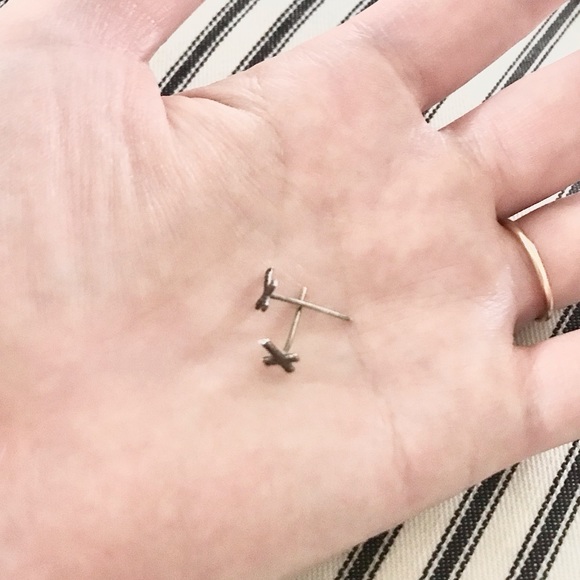 ✨FREE W/ PURCHASE✨Textured sterling silver cross stud! - Picture 4 of 4